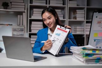 Femme participant à une réunion d'affaires en ligne